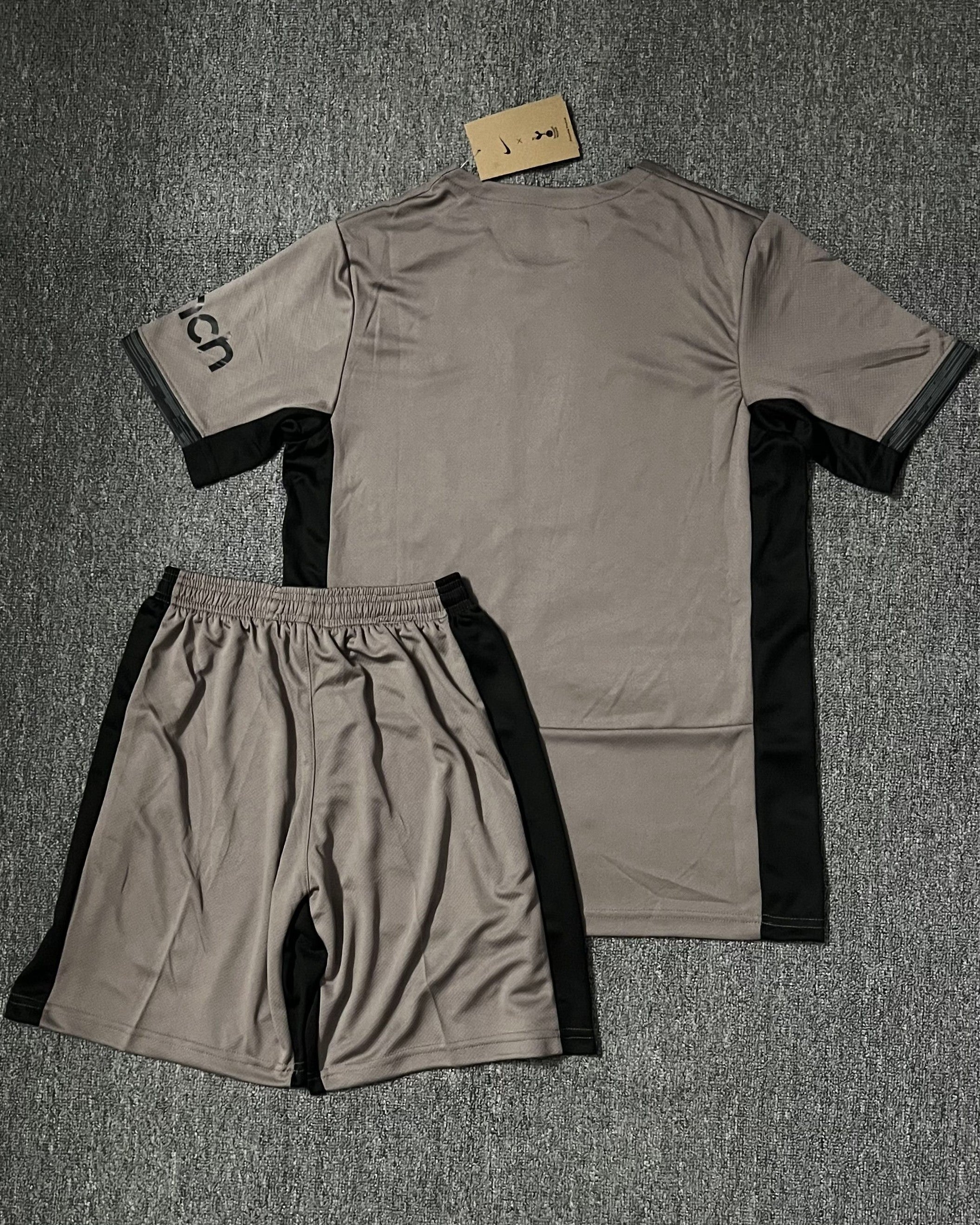 Tottenham Hotspur Kit Per Adulti