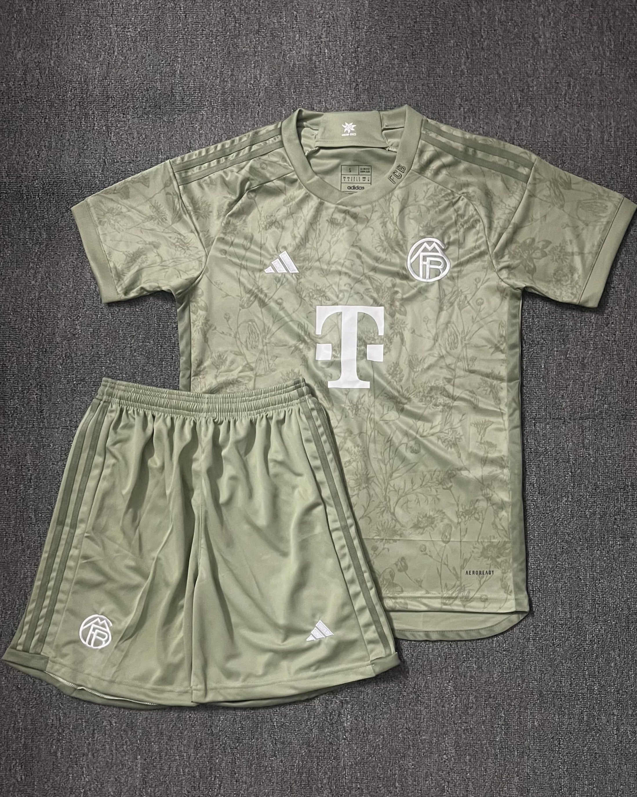 Bayern Munich Kit Per Adulti